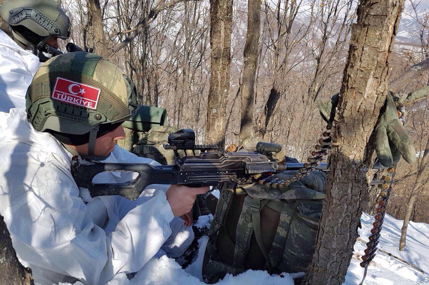 Tunceli'de bir asker donarak hayatını kaybetti Tunceli'de bir asker donarak hayatını kaybetti